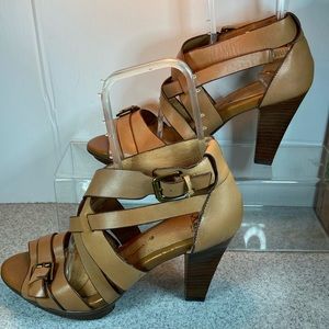 Saddle‎ leather Sofft cross cross strap stacked heels size 9. Ankle support!